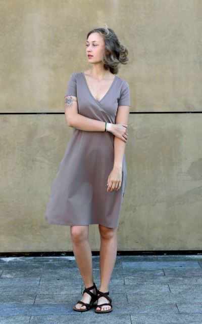 Úpletové šaty s překříženým výstřihem biobavlna Mocca