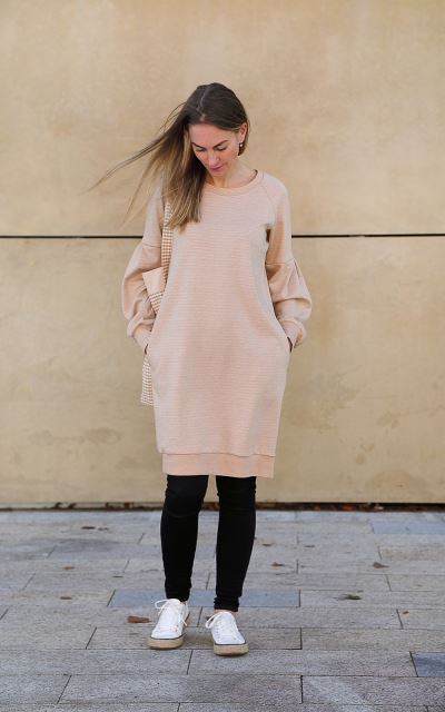 Šaty Cappuccino s nabíraným rukávem